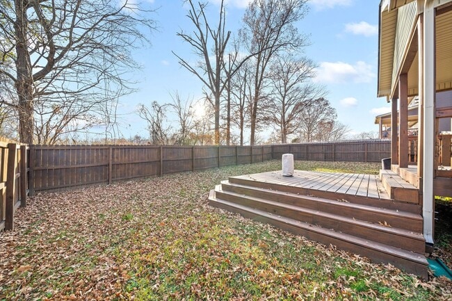 Building Photo - Country feel in the City.  Sharp 3 bed 2 bath.  Close to Fort Campbell.