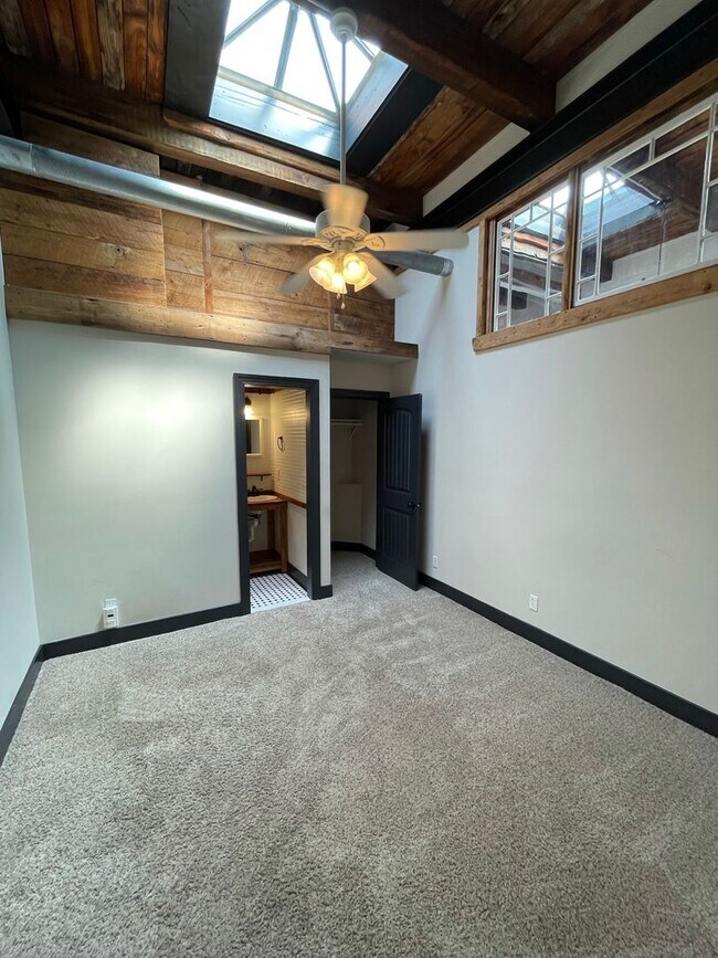 Building Photo - 1/2 off 1 month-Charming Industrial 4 Bedroom/4 Bathroom Apartment in Pigtown, MD!