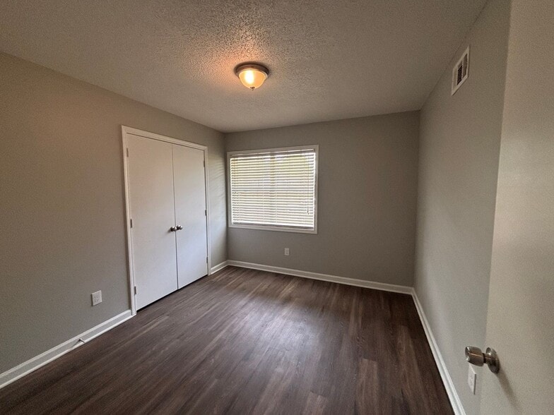 Building Photo - 3989 Battlefield Dr