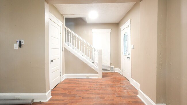 Building Photo - Welcome home to this freshly renovated 3-bedroom, 1-bathroom home on Cleveland’s West Side!