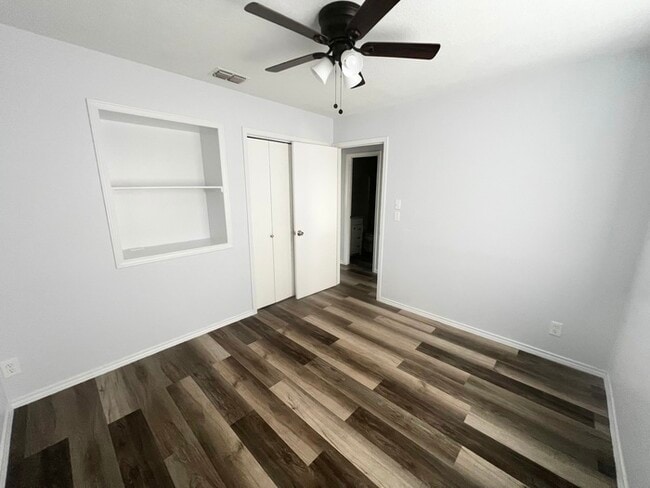 Building Photo - 994 Blue Bonnet Dr