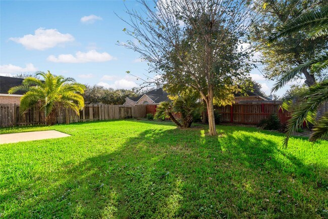 Building Photo - 3326 Lakeway Ln