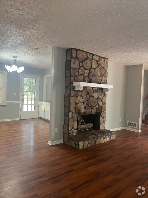 Building Photo - 1675 Oak Ridge Way NW