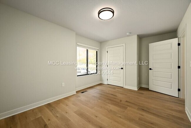 Building Photo - Oak Ridge Falls Townhomes - with unfinished basement and September Move in Special!