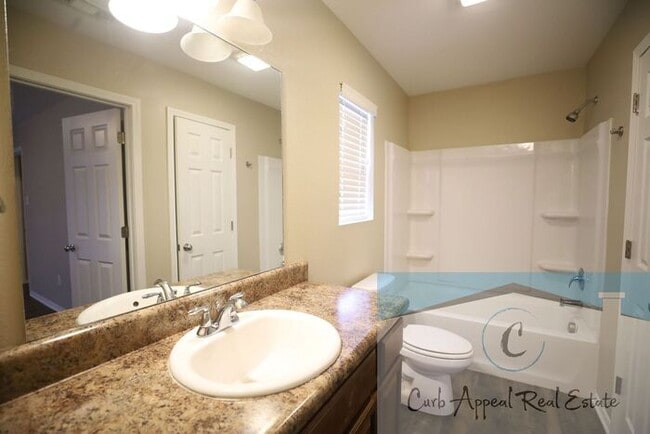 Building Photo - Move in special $700!! Beautiful 3 bed / 2 bath home - Nettleton!!