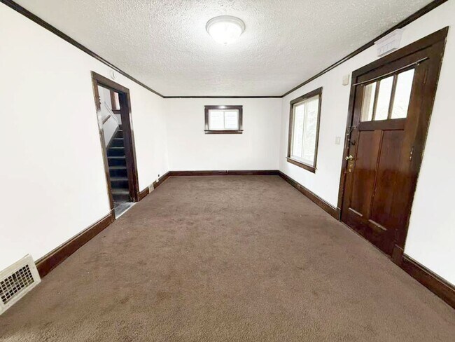 Building Photo - 3 BED 1 BATH BEAUTIFUL SINGLE FAMILY HOME IN GARFIELD HEIGHTS!