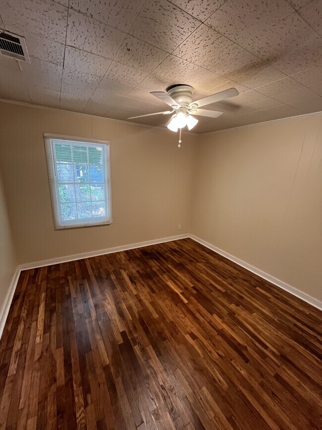 Building Photo - 126 W Cherry Dr