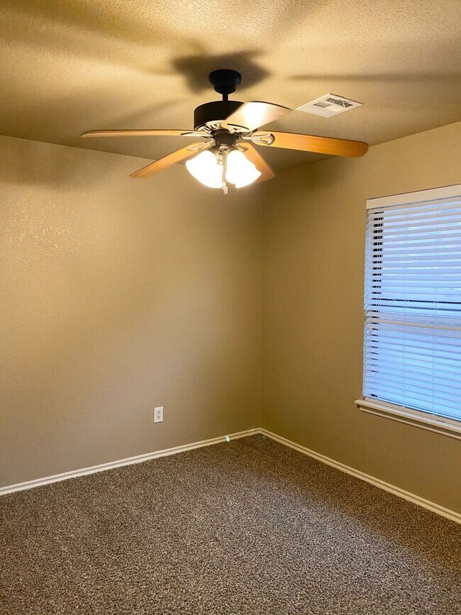 Building Photo - Great Family Home in the Heatherwood Addit...