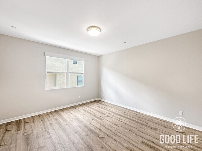 Building Photo - Beautiful 3B/3BA w/ 2 Car Garage, Washer/Dryer and Private Patio!