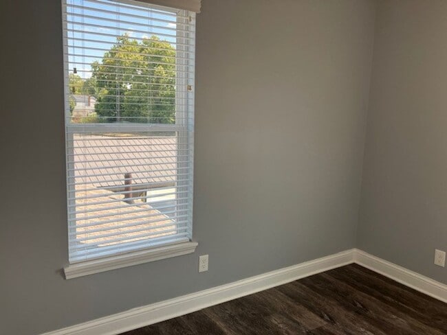 Building Photo - Beautifully Renovated House