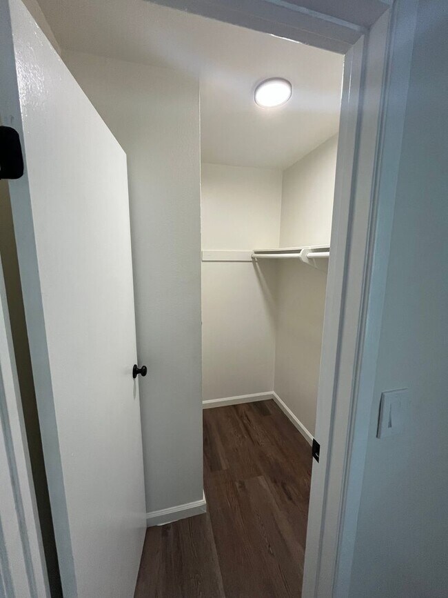 Building Photo - Spacious 2 Bedroom Condo/ Nicely Renovated...