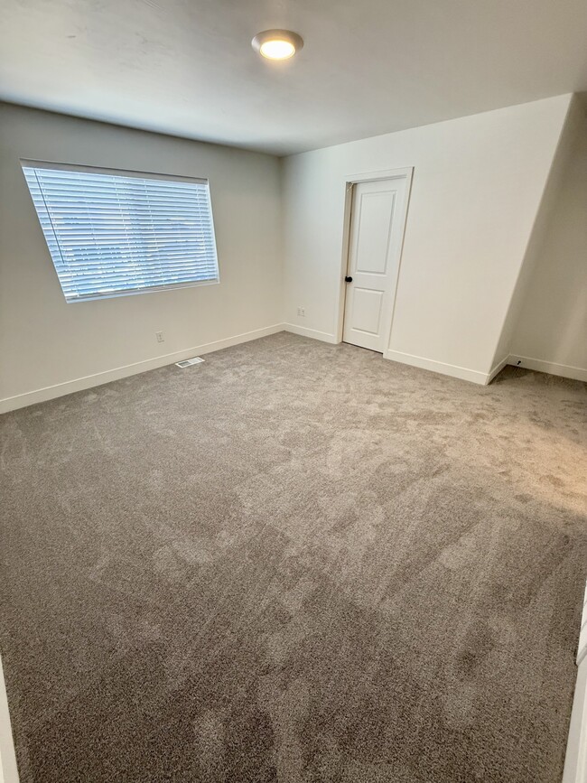 Building Photo - 564 1860 N