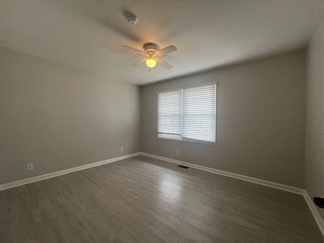 Building Photo - Spacious 3BR Home with 1-Car Garage & Private Backyard in Johnson City