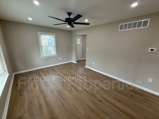 Building Photo - 1018 Urana Ave