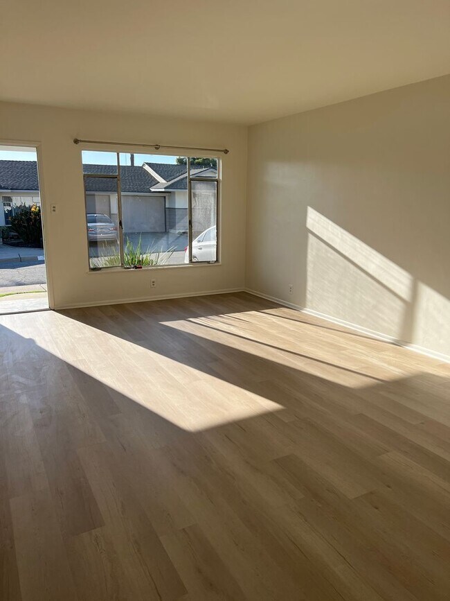 Building Photo - 2+1 Duplex in Ventura