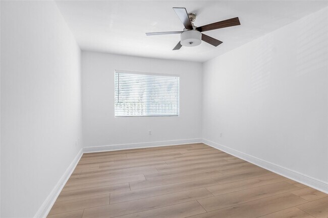 Building Photo - 343 Van Buren St