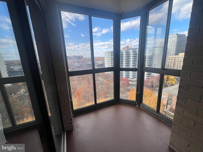 Building Photo - 1600 N Oak St