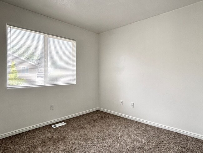 Building Photo - Bright & Spacious Rambler in Rose Park!