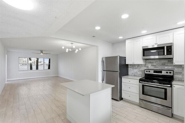 Building Photo - 4775 Cove Cir