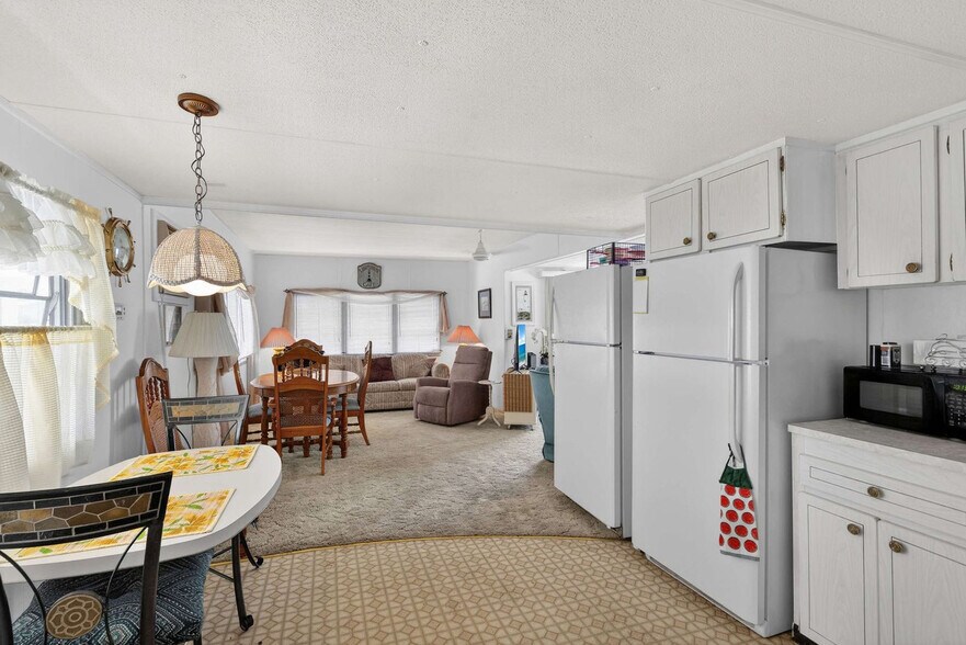 Building Photo - 718 S Green Cir