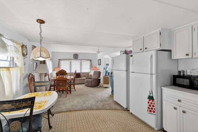 Building Photo - 718 S Green Cir