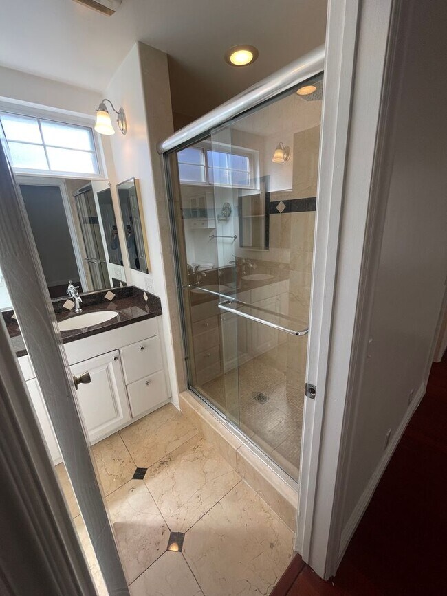 Building Photo - Beautiful 3 Bedroom, 2 Bathroom House w/ a Pool For Rent in Mission Viejo!