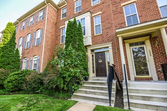 Building Photo - Piney Orchard Townhome