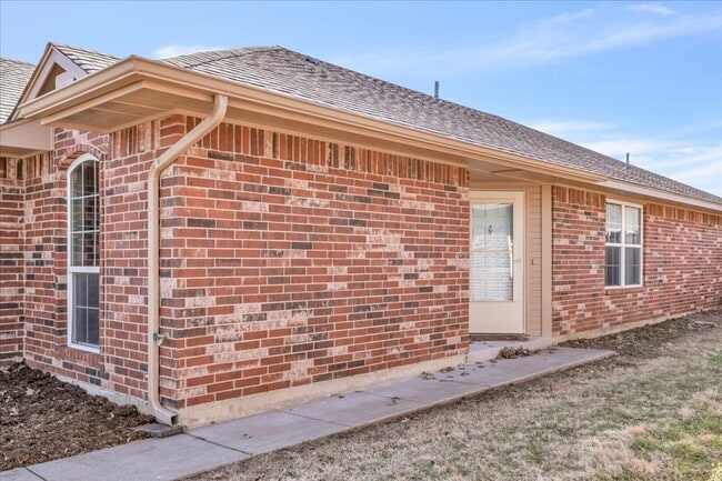 Building Photo - Adorable remodel in Yukon/Mustang schools