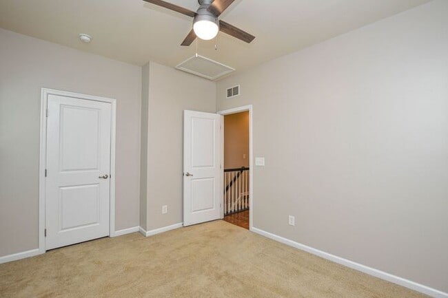 Building Photo - 2-bedroom end-unit w/ Bonus room!