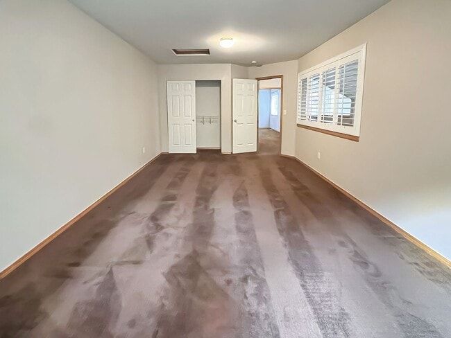 Building Photo - 3 bed/2bath Spacious Home with Soaring Ceilings and Main-Level Primary Suite