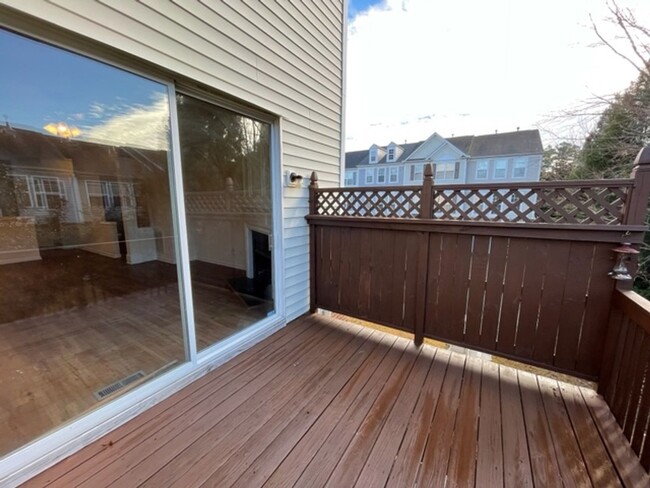 Building Photo - Brook Forest Townhome