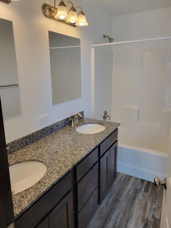 Building Photo - 3 Bedroom 2 1/2 Bathroom Townhouse- NEWLY BUILT-