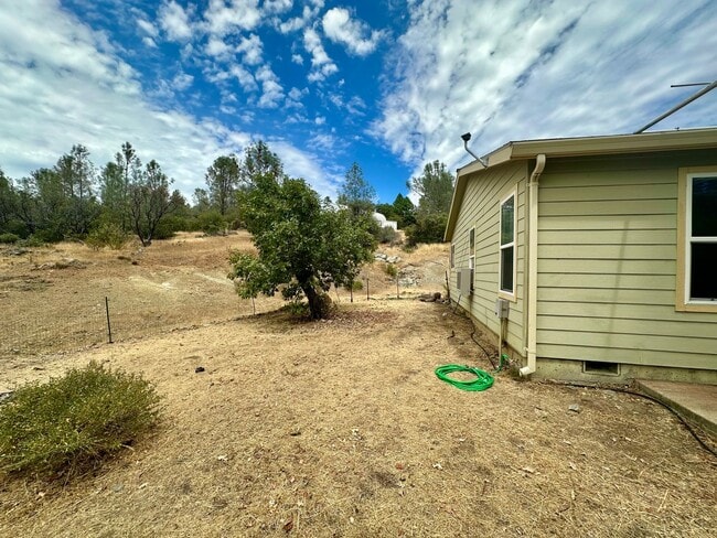 Building Photo - 3 Bedroom 2 Bath nestled in Grass Valley