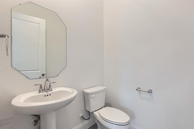 Building Photo - 542 Round Vly Trl