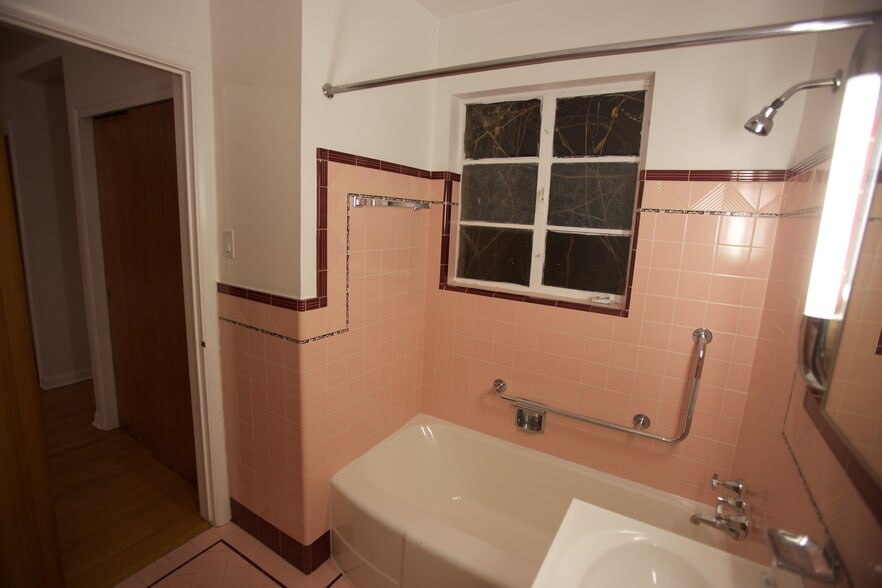 Private full Full Bath in Bedroom #2 - 145 Ivanhoe St