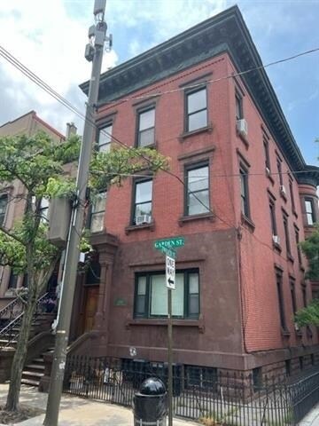 Building Photo - 1140 Garden St
