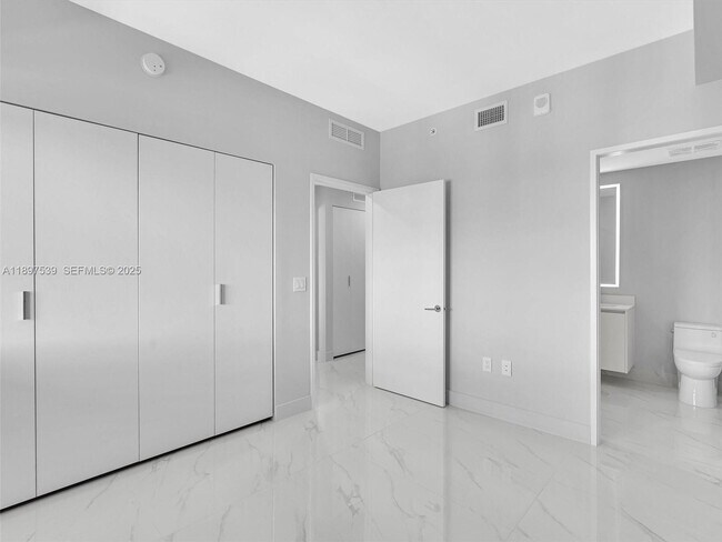 Building Photo - 700 NE 24th St