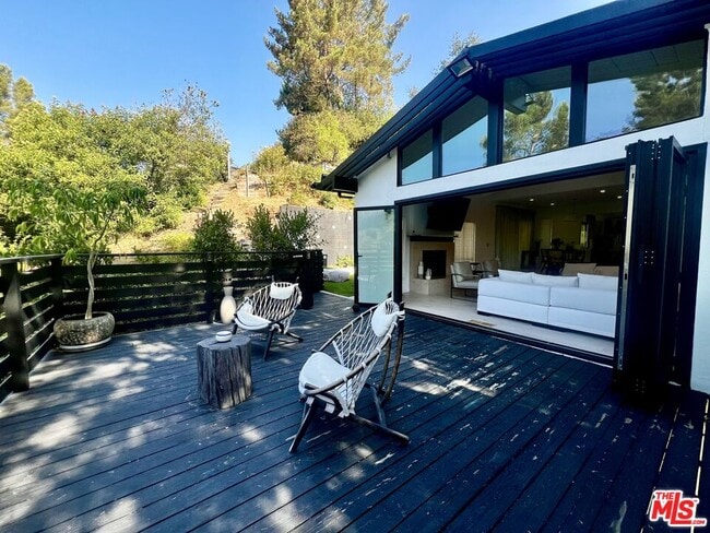 Building Photo - 2121 El Roble Ln