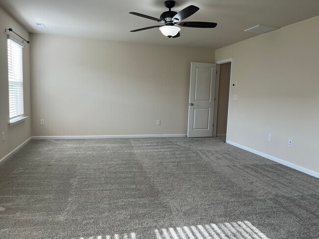 Building Photo - AMAZING LOCATION, Fantastic 4 Bed Home, In...