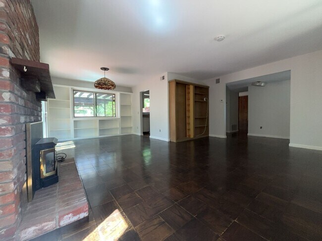 Building Photo - Beautiful West Davis home available in June