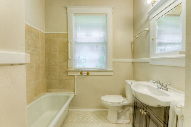 Building Photo - Charming 5BR/2.5BA Brick Bungalow in Vollintine-Evergreen