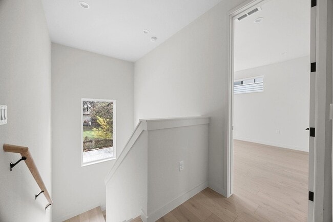 Building Photo - 1709 Maple Ave