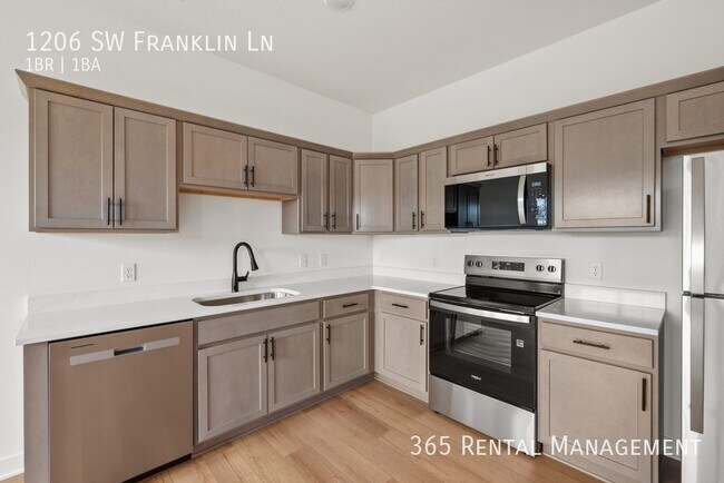 Building Photo - 1206 SW Franklin Dr