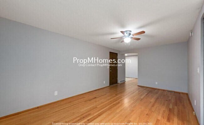 Building Photo - Spacious Three Bedroom Home in Milwaukie!