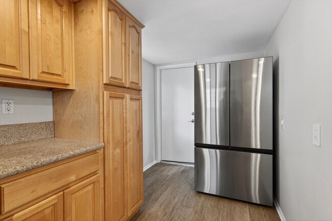 Building Photo - Spacious 3-Bedroom Townhome in Orangethorp...