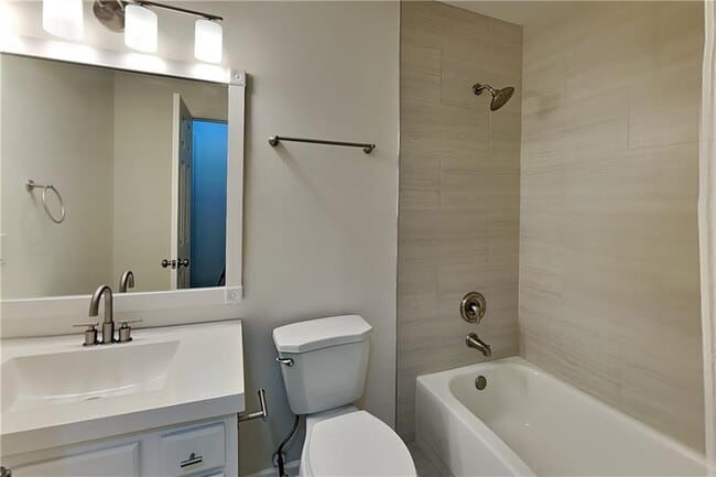 Building Photo - 1818 Cres Hill Dr NW