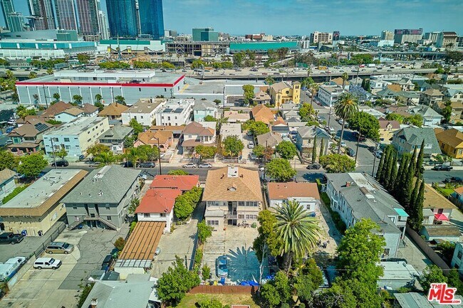 Building Photo - 1347 Valencia St