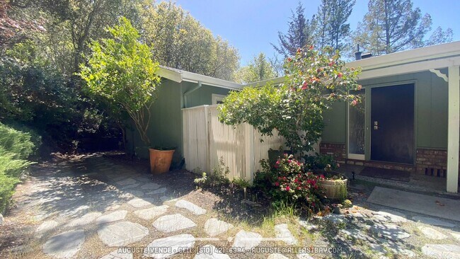 Building Photo - Lovely and RARE 3/2 single level home in O...