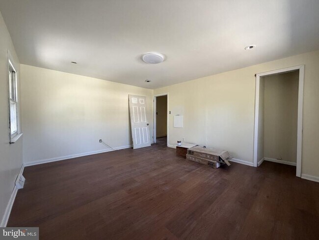 Building Photo - 322 W Nicholson Rd