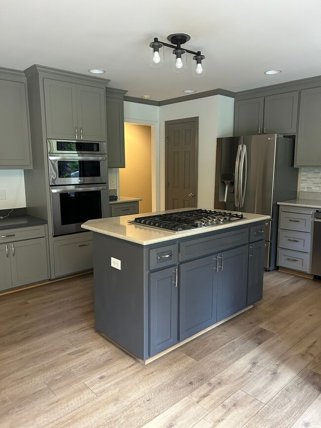 Building Photo - 3bd/2.5ba Redmond Home